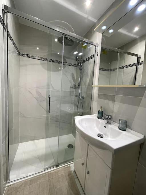 Appartement Cosy Et Moderne Proche De Disneyland Bussy-Saint-Georges Luaran gambar